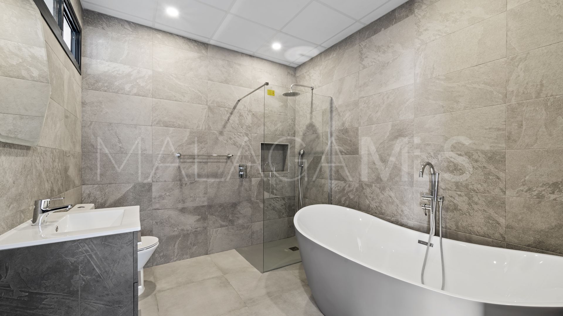 Villa for sale in Benalmadena