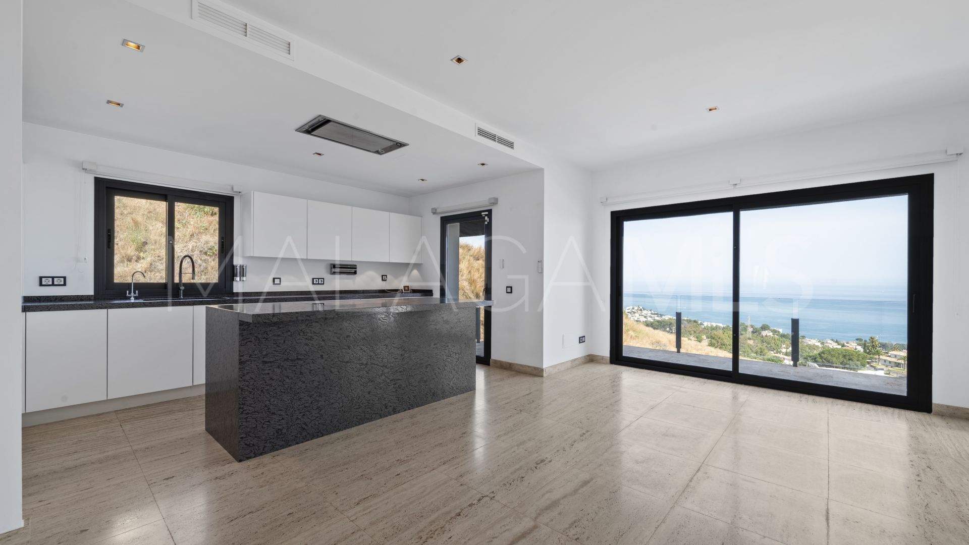 Villa for sale in Benalmadena