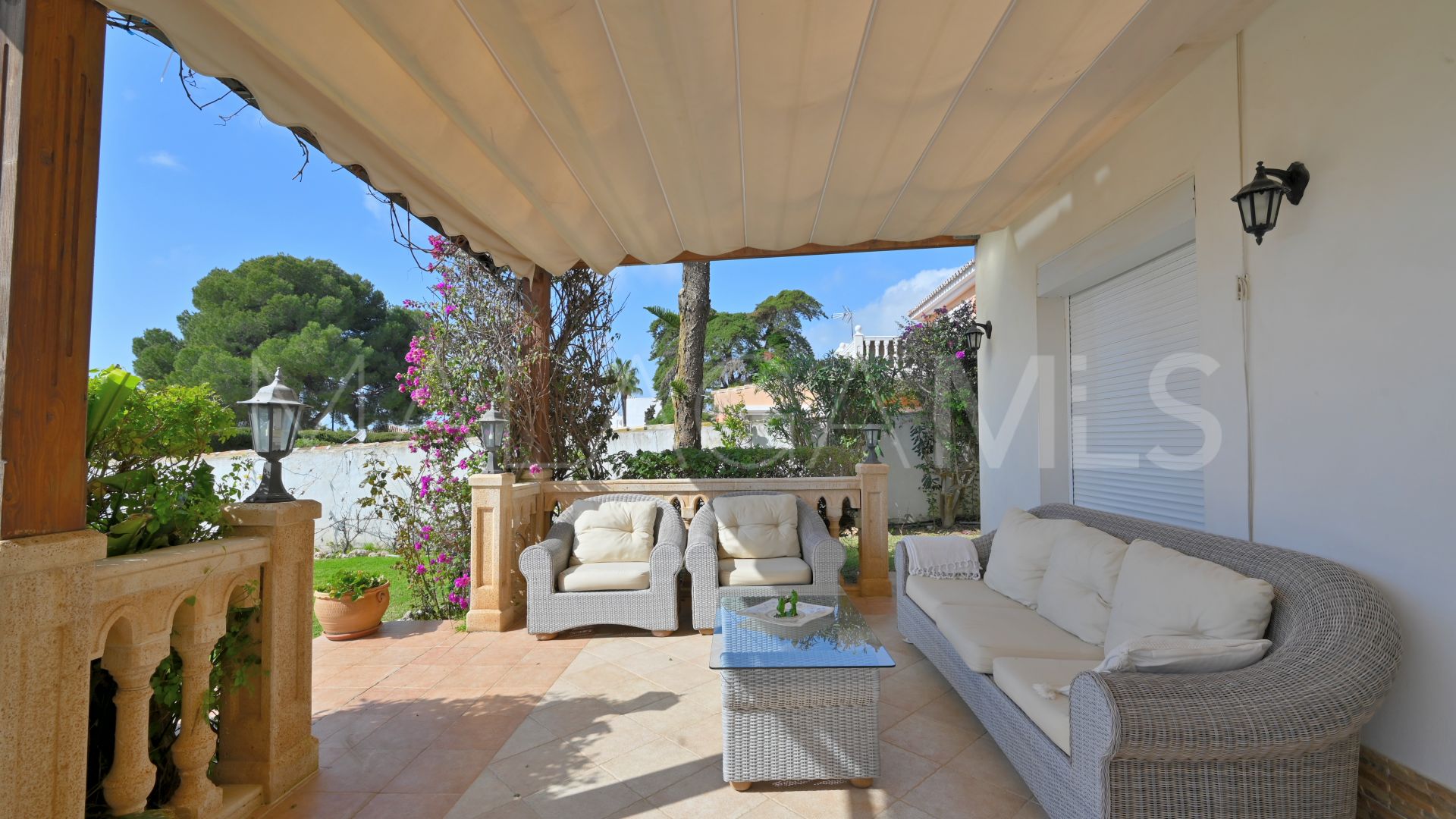 Buy villa with 5 bedrooms in Calahonda