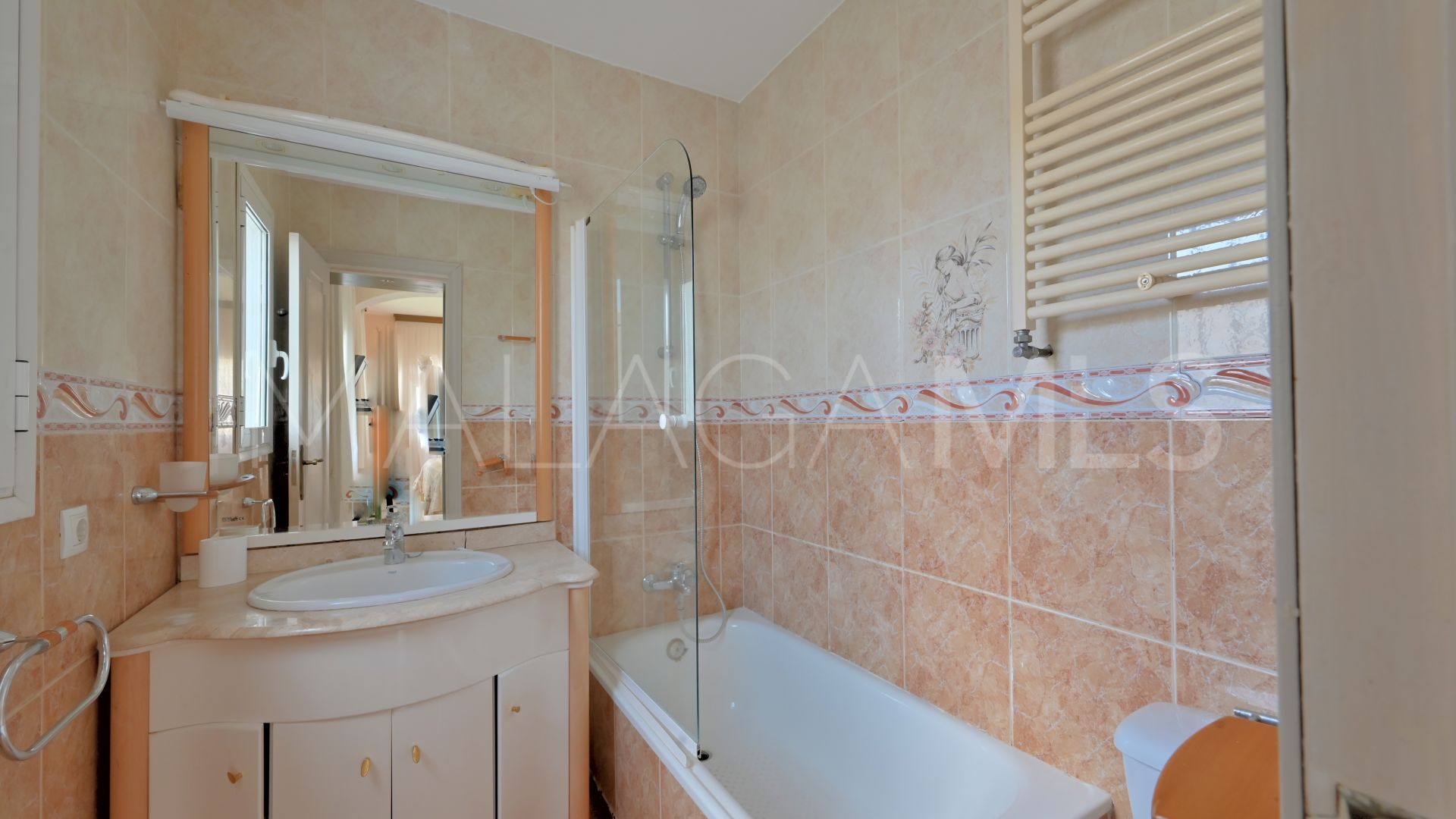 Buy villa with 5 bedrooms in Calahonda