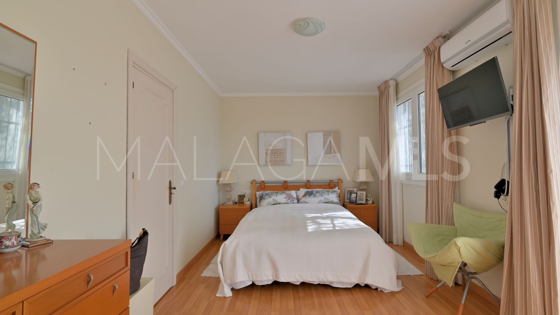 Buy villa with 5 bedrooms in Calahonda