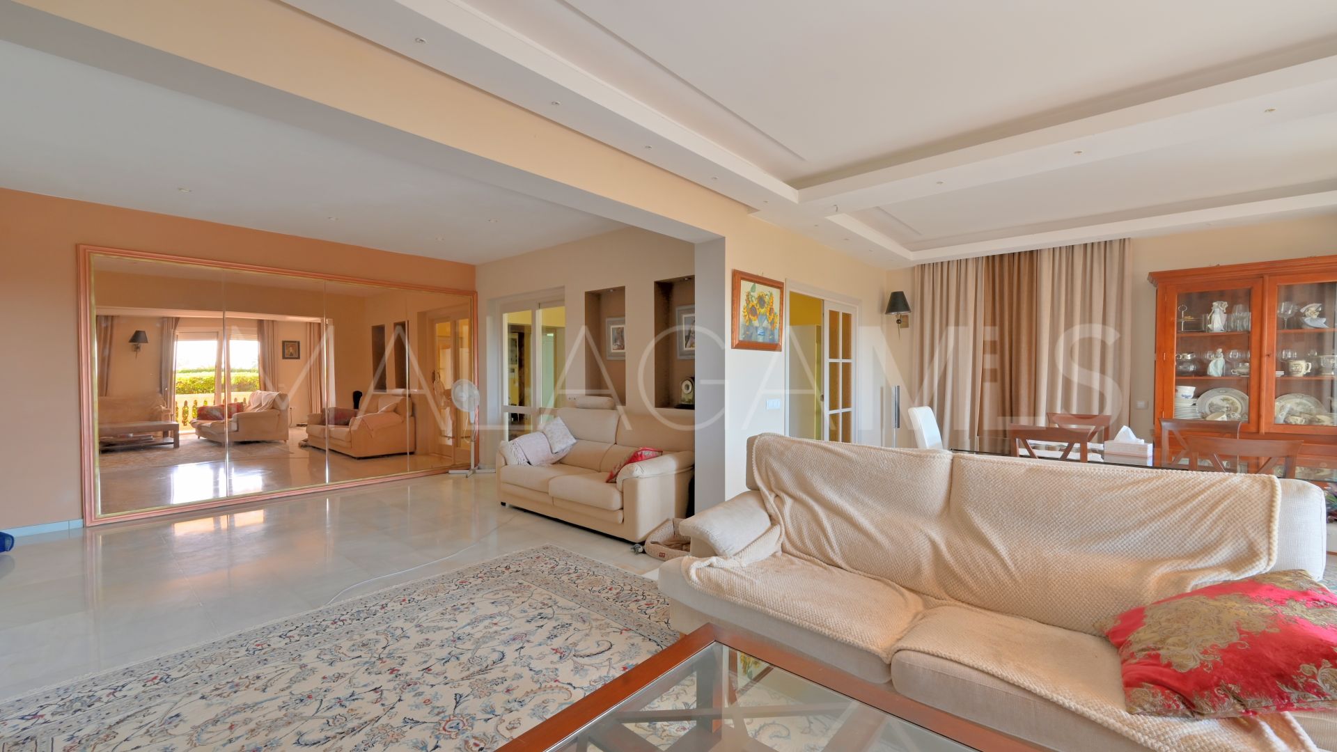 Buy villa with 5 bedrooms in Calahonda