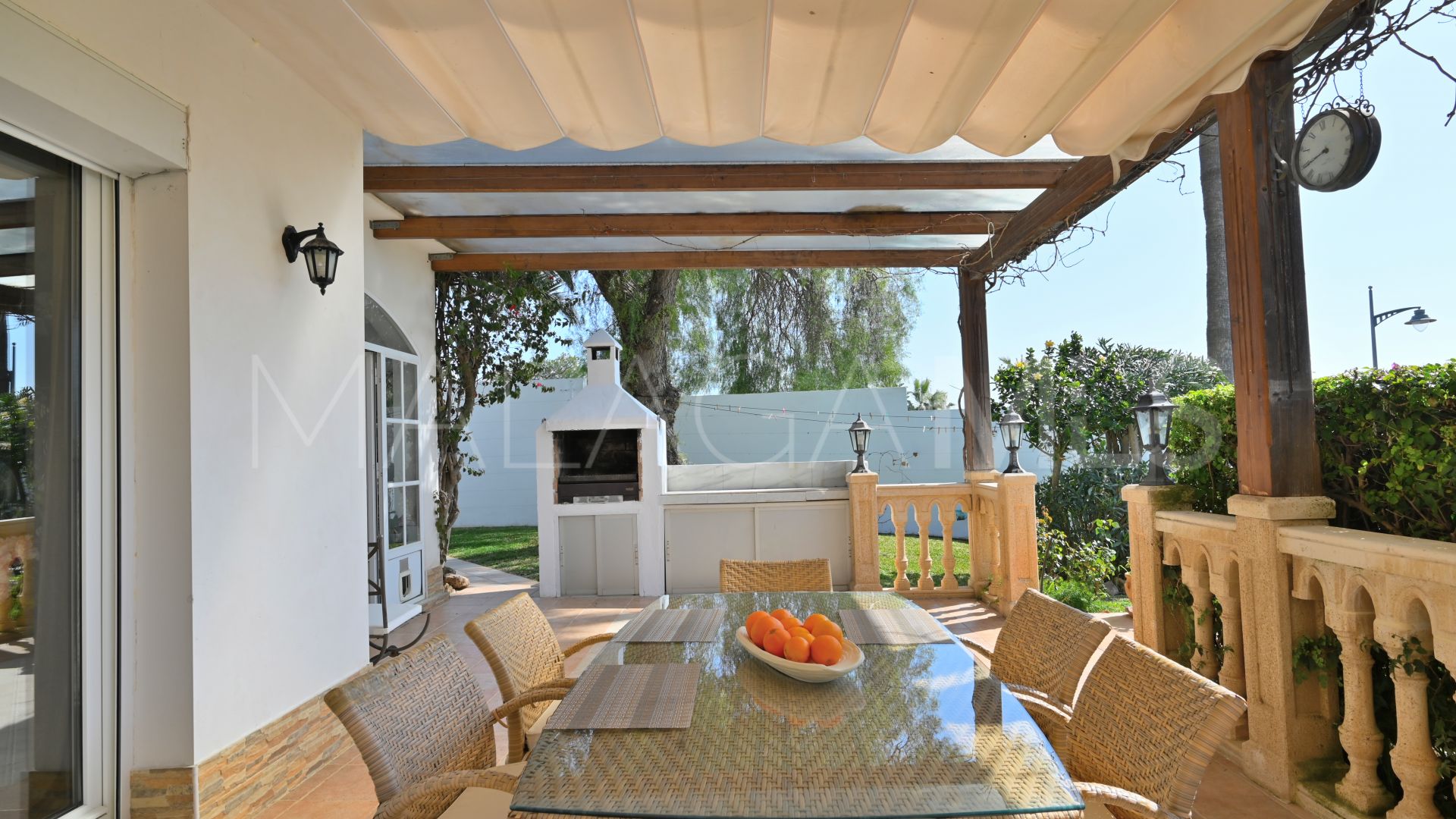 Buy villa with 5 bedrooms in Calahonda