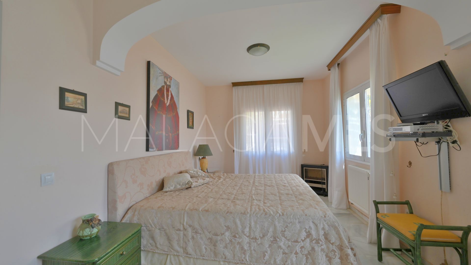 Buy villa with 5 bedrooms in Calahonda