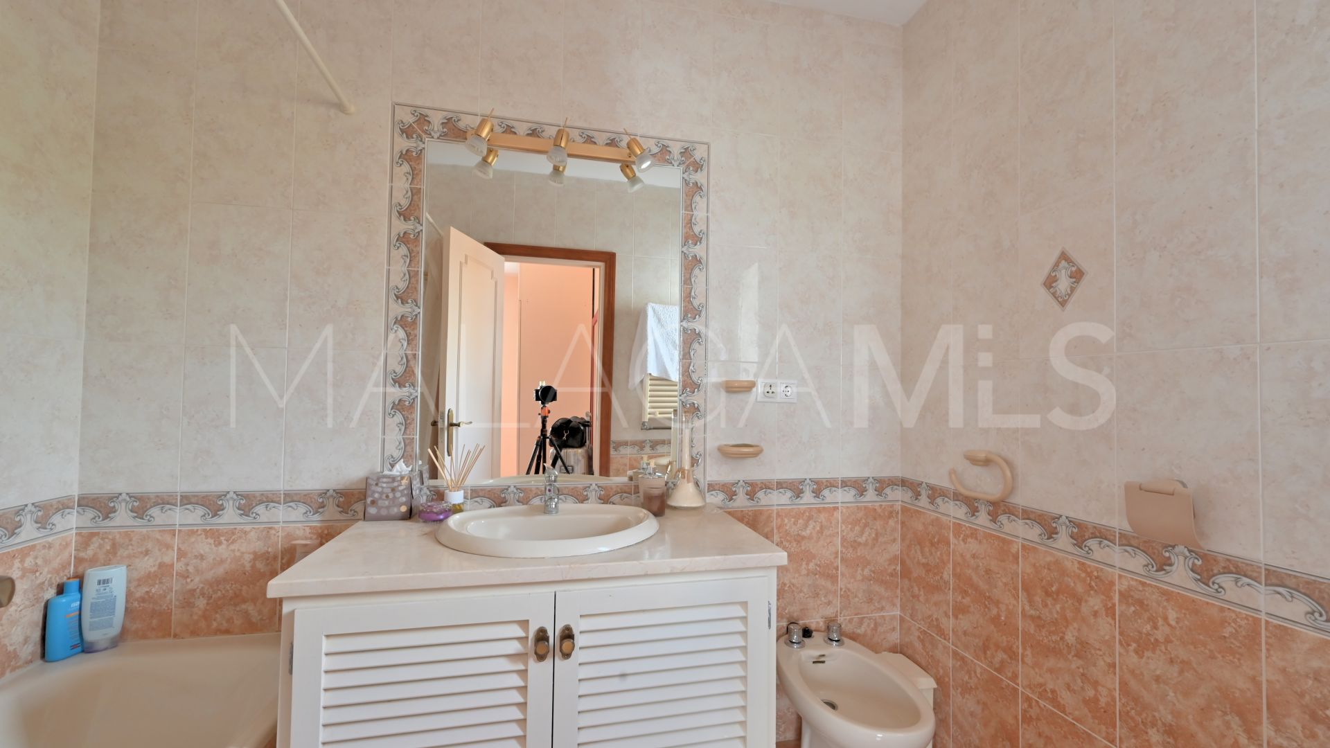 Buy villa with 5 bedrooms in Calahonda