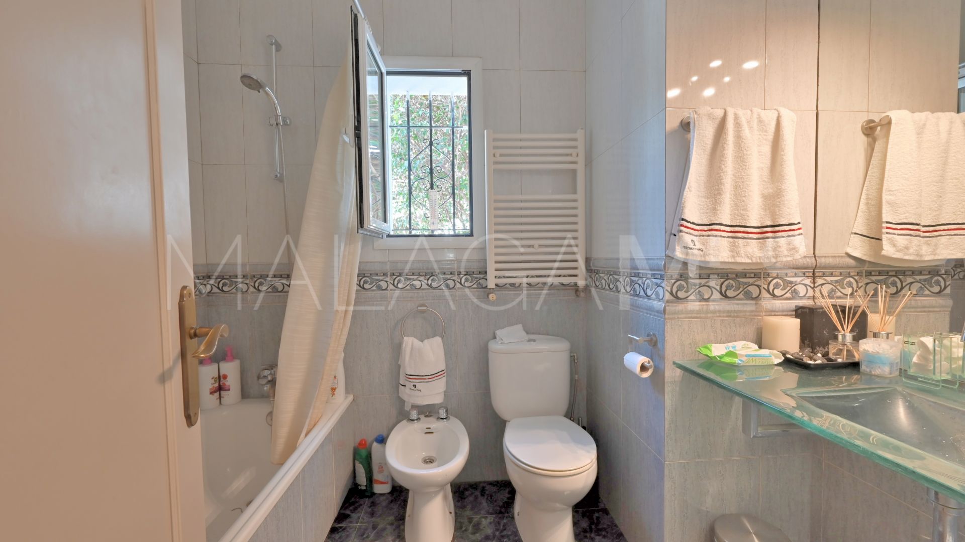 Buy villa with 5 bedrooms in Calahonda