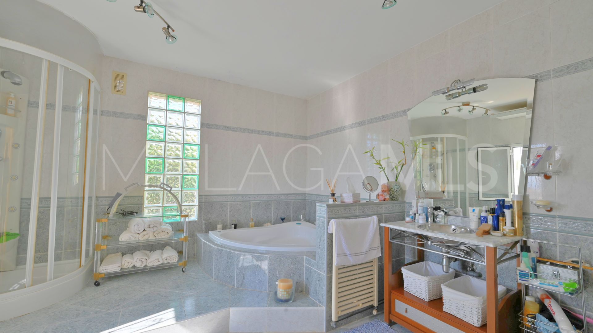 Buy villa with 5 bedrooms in Calahonda