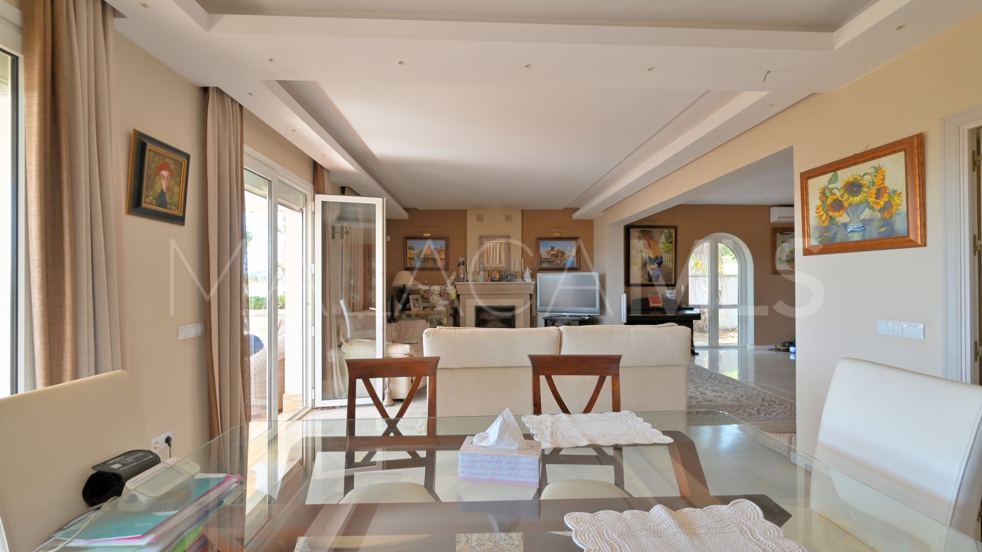 Buy villa with 5 bedrooms in Calahonda