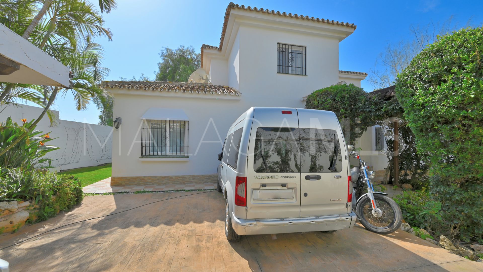 Buy villa with 5 bedrooms in Calahonda