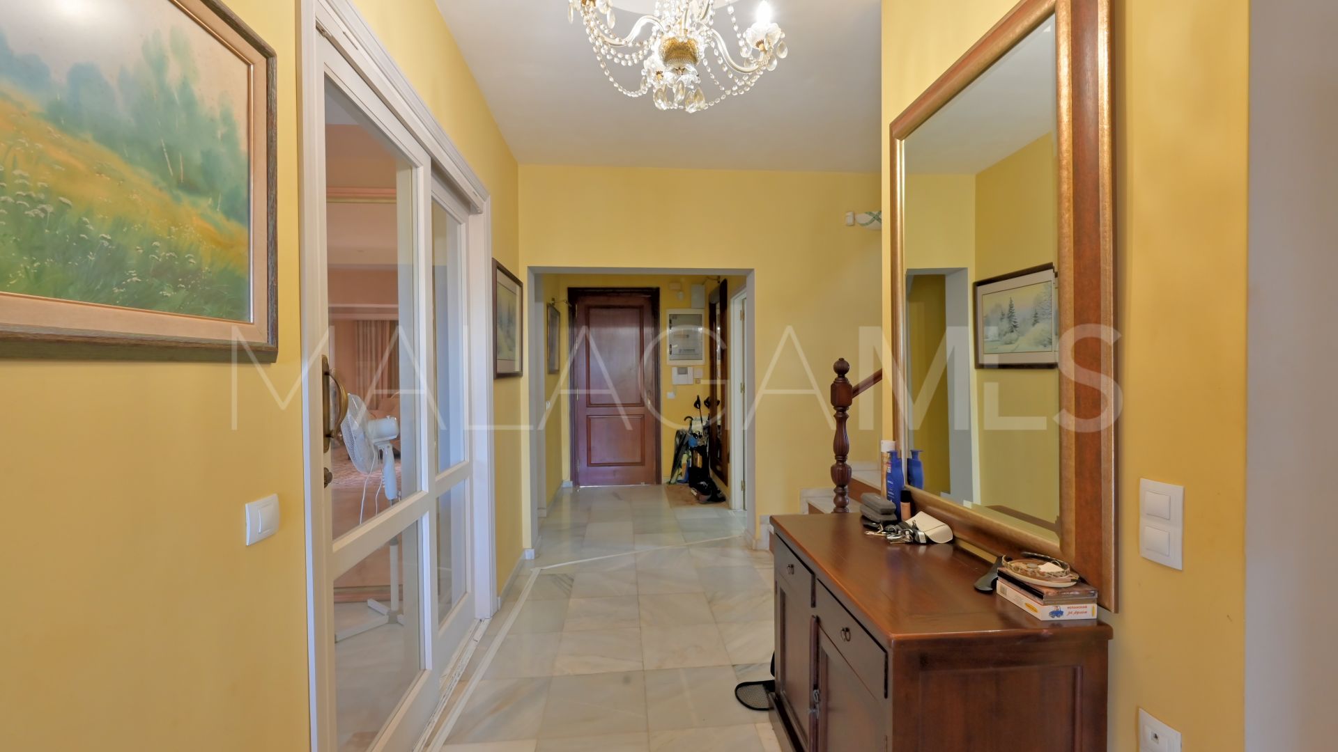 Buy villa with 5 bedrooms in Calahonda