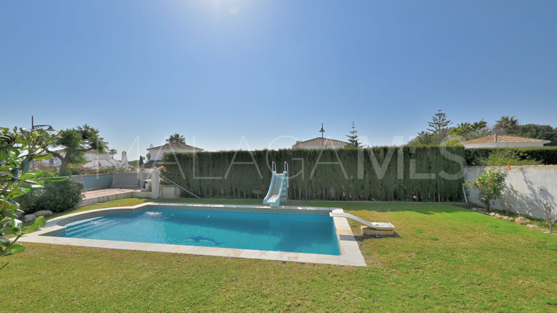 Buy villa with 5 bedrooms in Calahonda