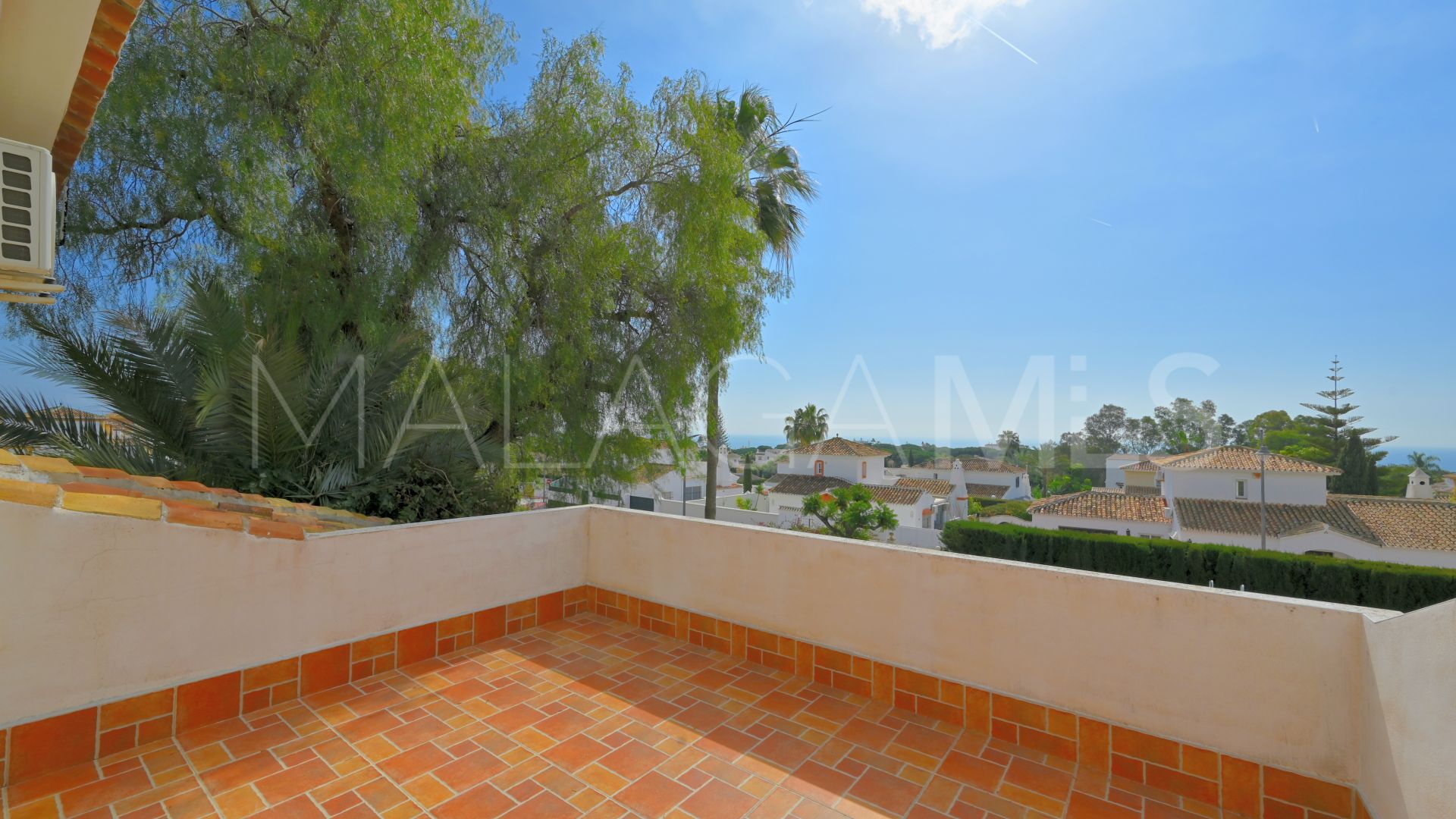 Buy villa with 5 bedrooms in Calahonda