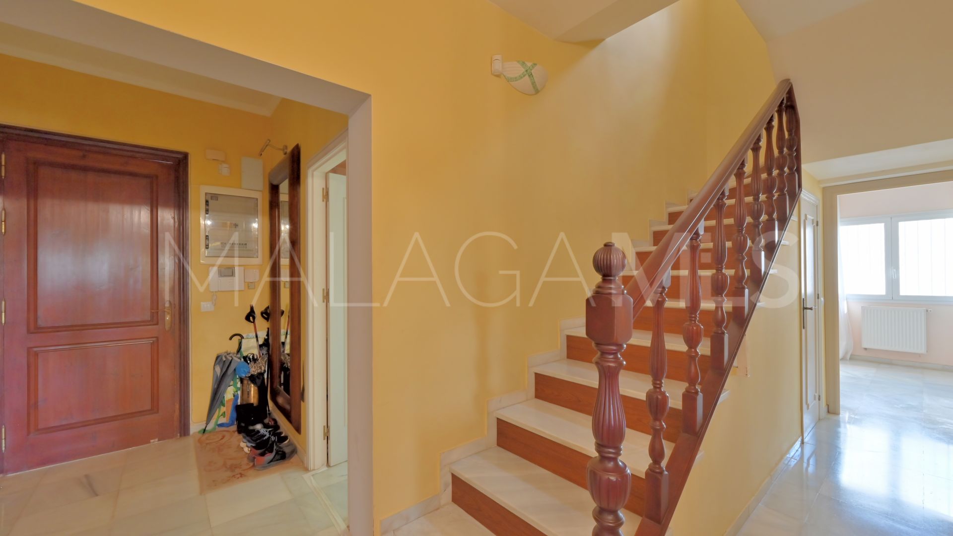 Buy villa with 5 bedrooms in Calahonda