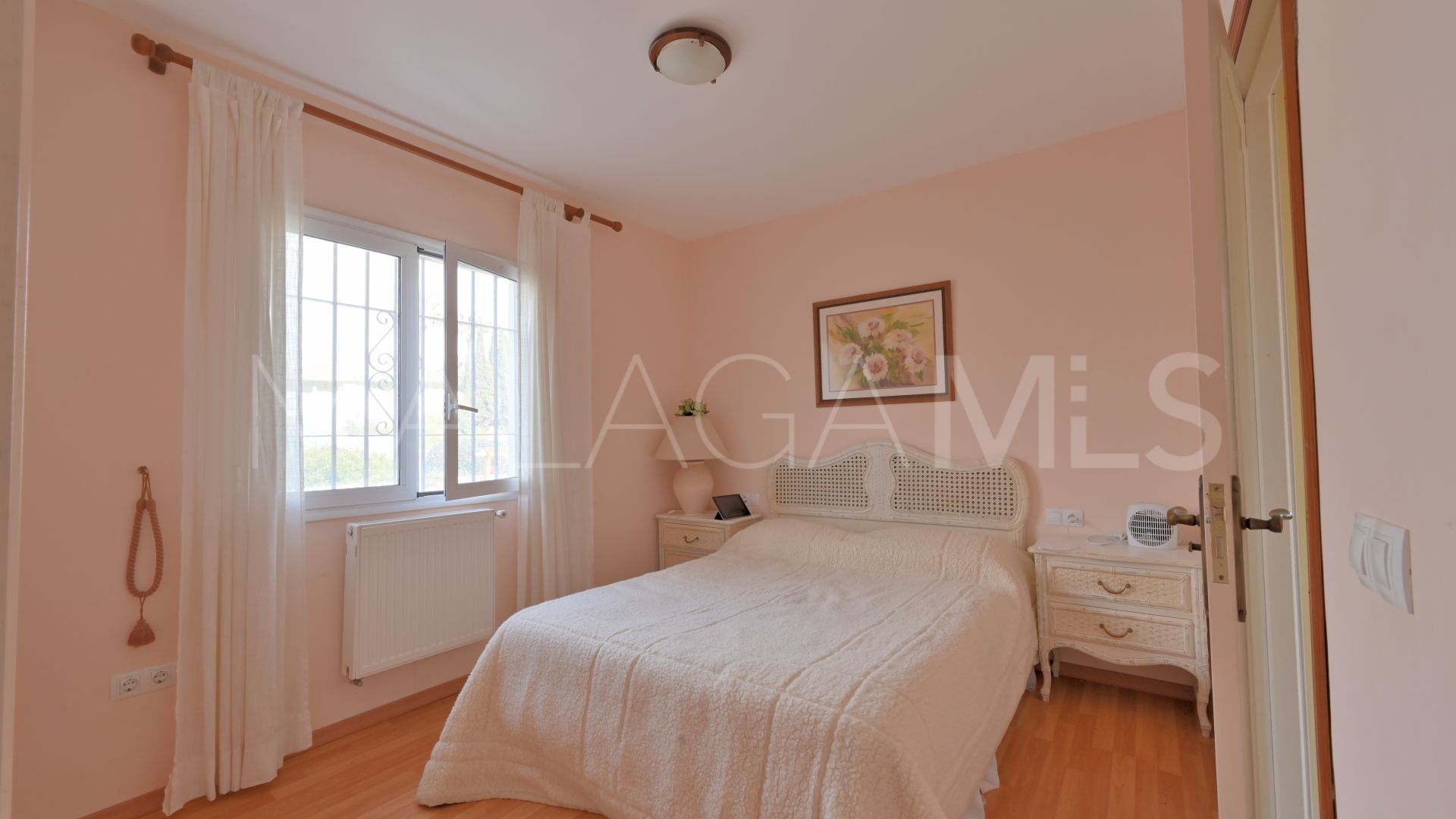 Buy villa with 5 bedrooms in Calahonda