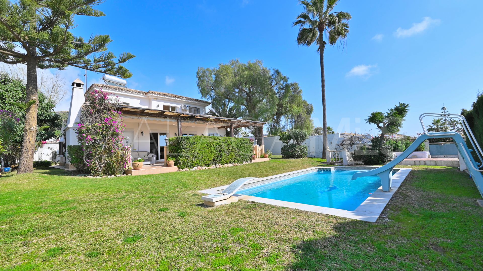 Buy villa with 5 bedrooms in Calahonda