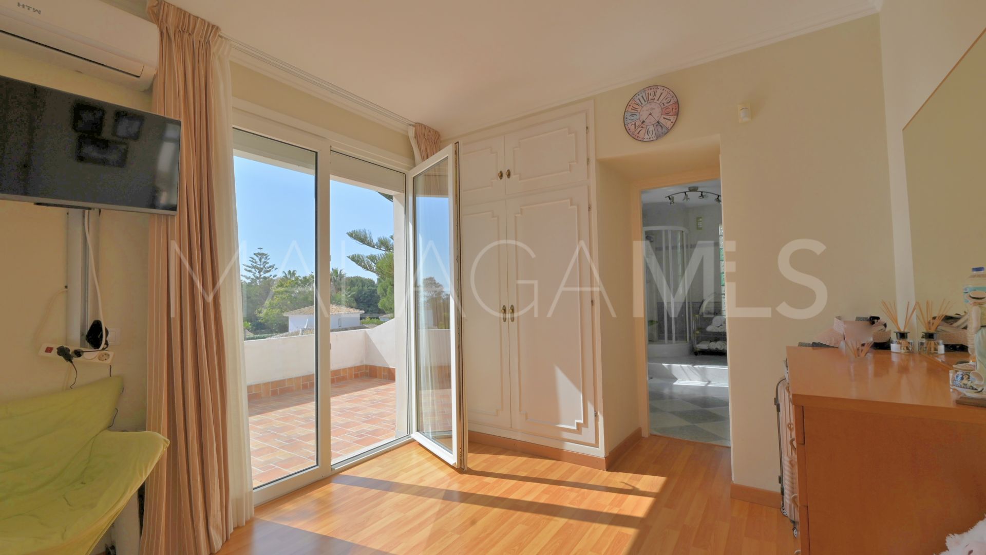 Buy villa with 5 bedrooms in Calahonda