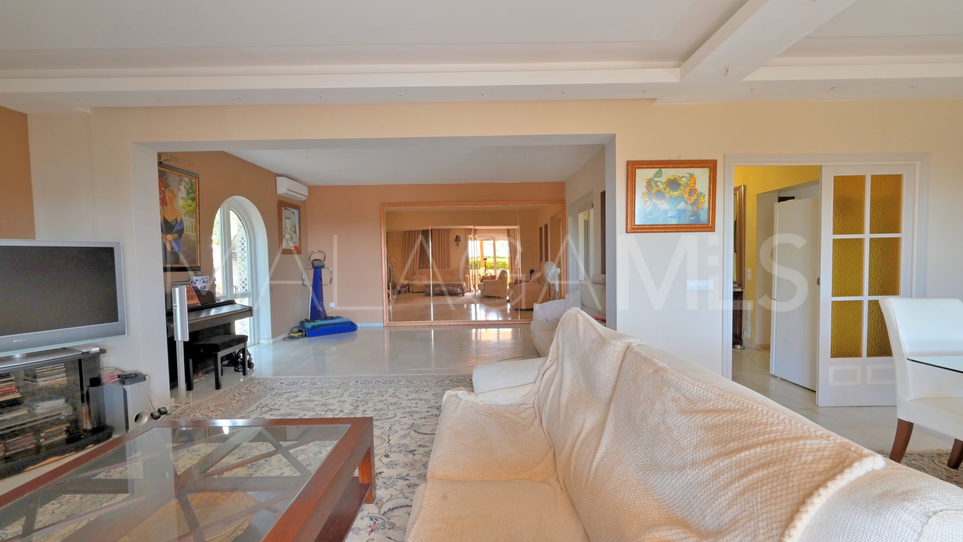 Buy villa with 5 bedrooms in Calahonda