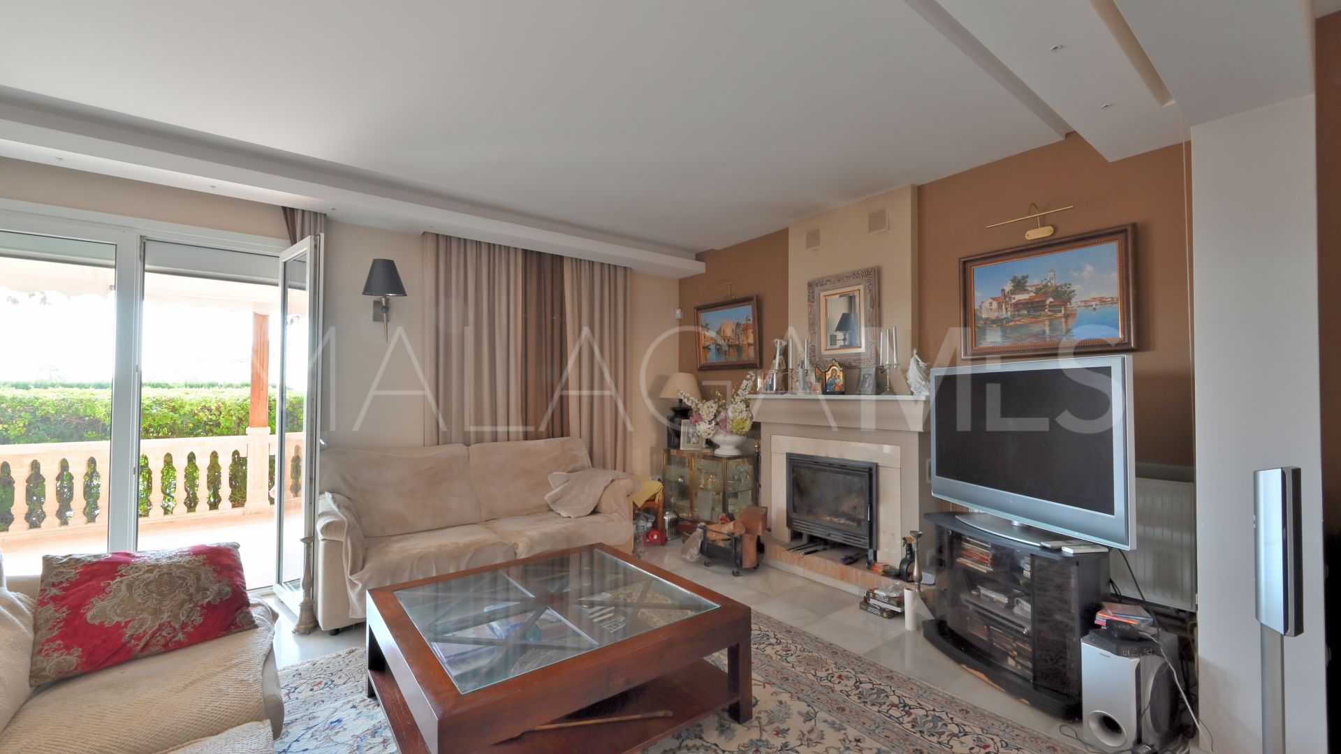 Buy villa with 5 bedrooms in Calahonda