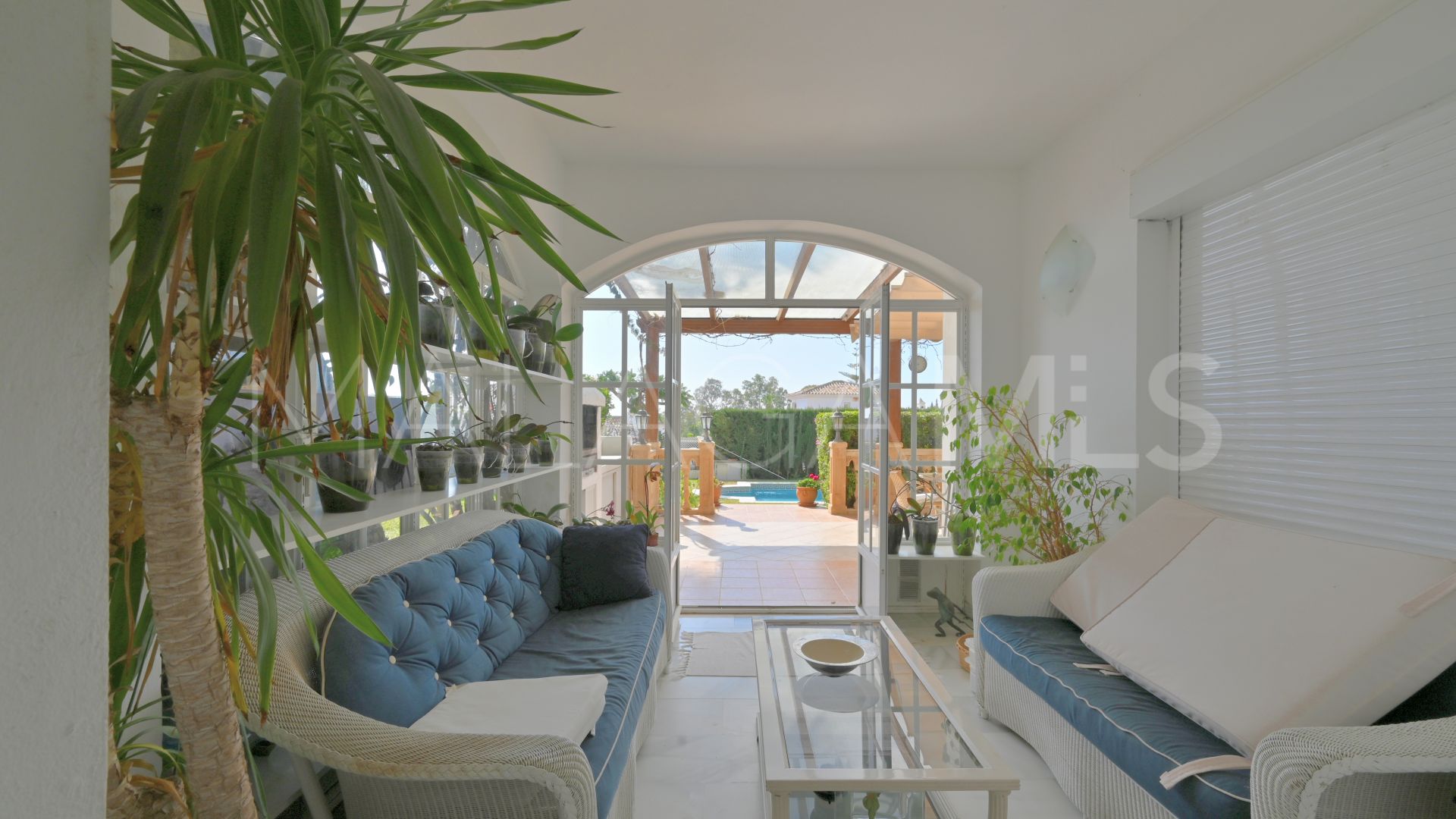 Buy villa with 5 bedrooms in Calahonda