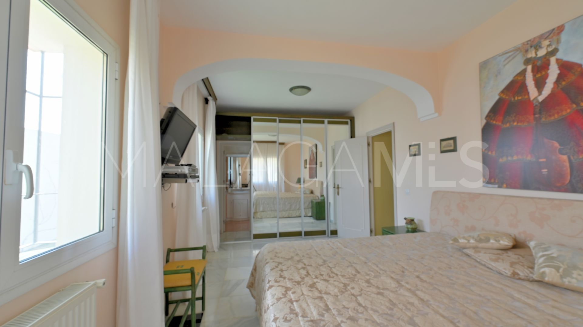 Buy villa with 5 bedrooms in Calahonda