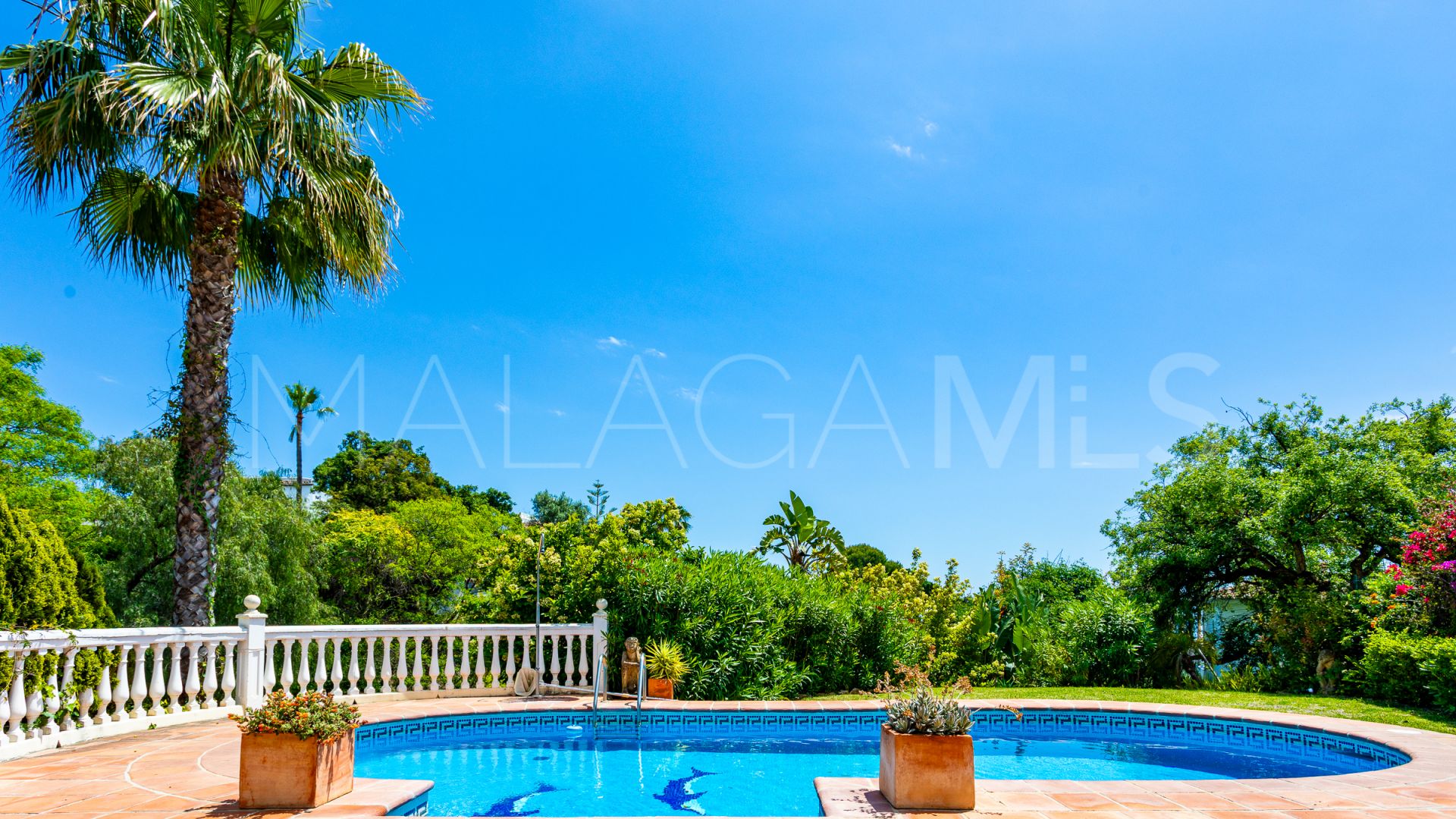 Villa a la venta in Calahonda with 4 bedrooms