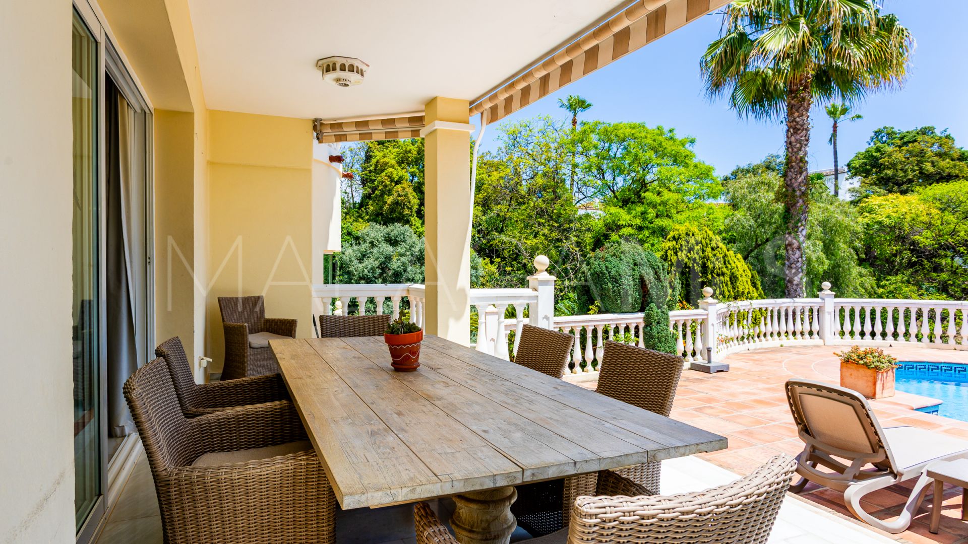 Villa a la venta in Calahonda with 4 bedrooms