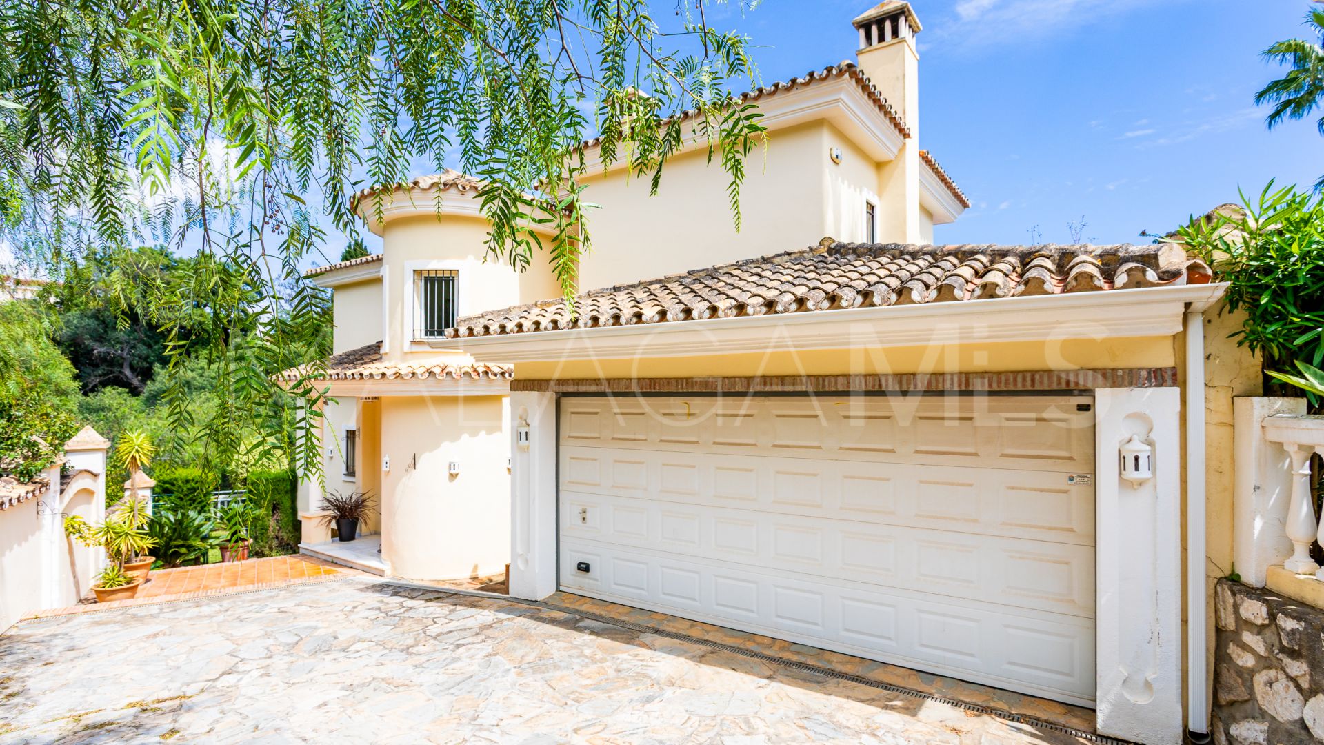 Villa a la venta in Calahonda with 4 bedrooms