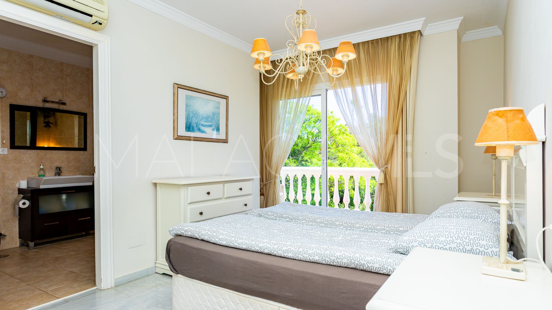 Villa a la venta in Calahonda with 4 bedrooms
