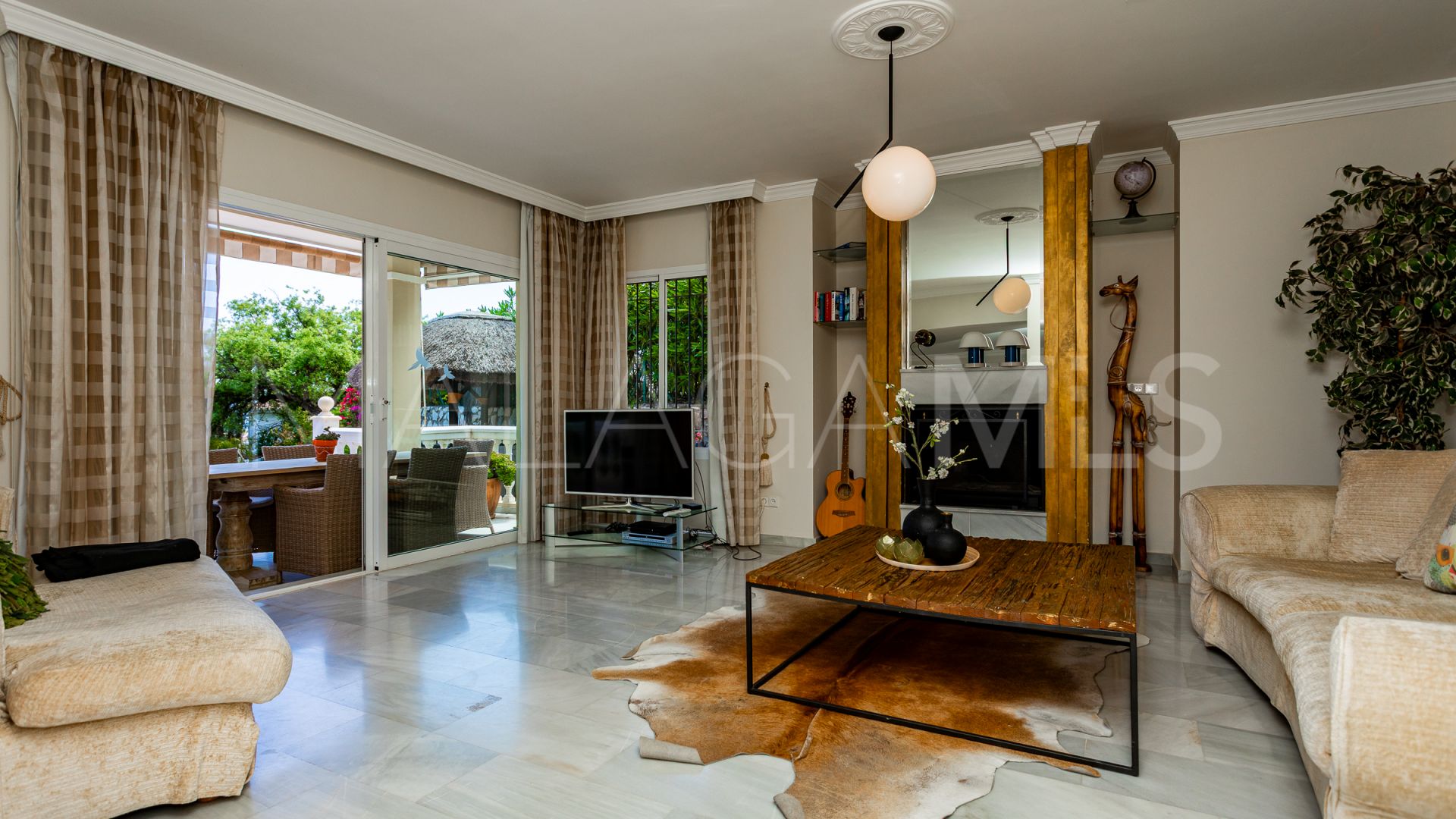 Villa a la venta in Calahonda with 4 bedrooms