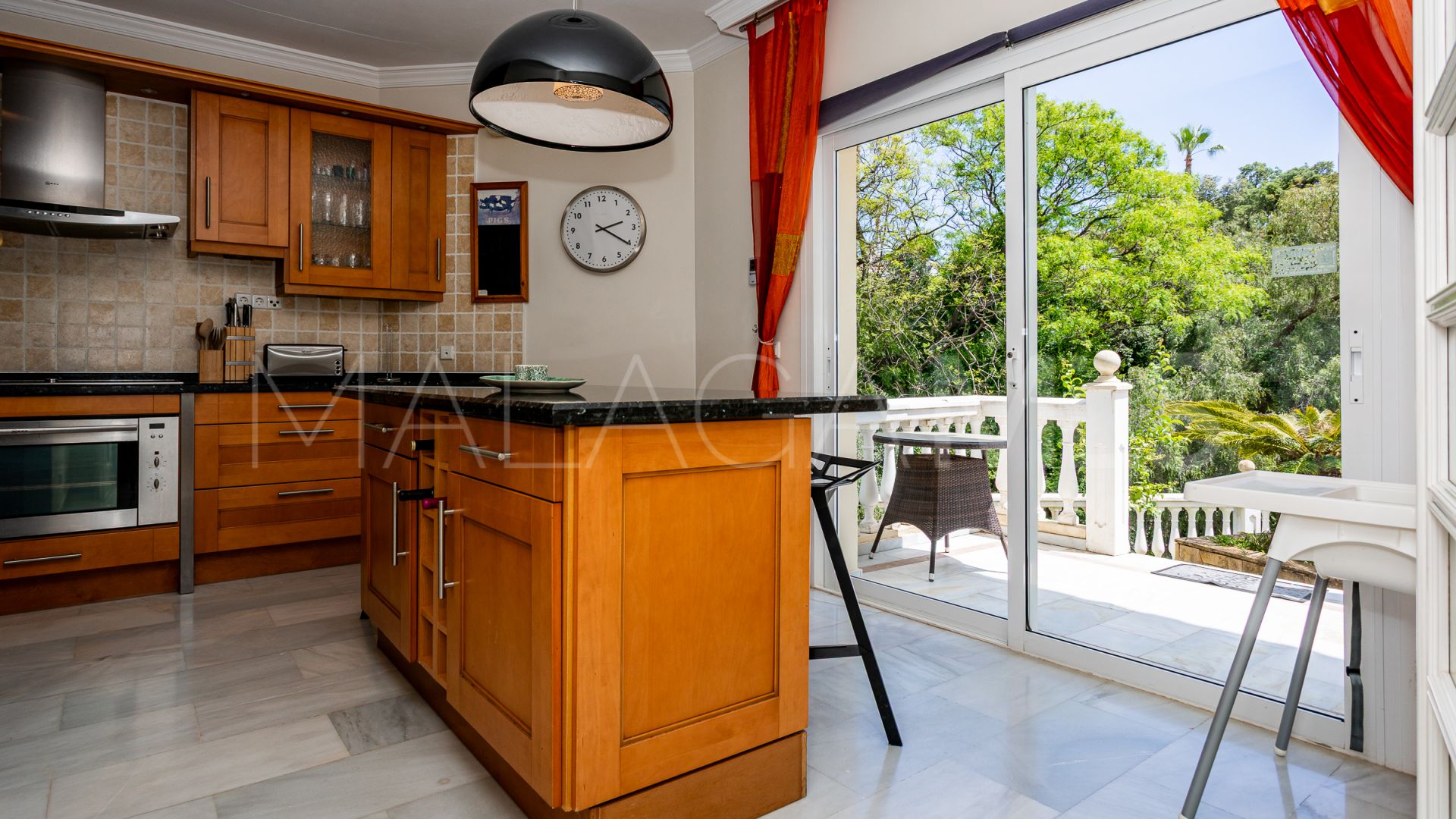 Villa a la venta in Calahonda with 4 bedrooms