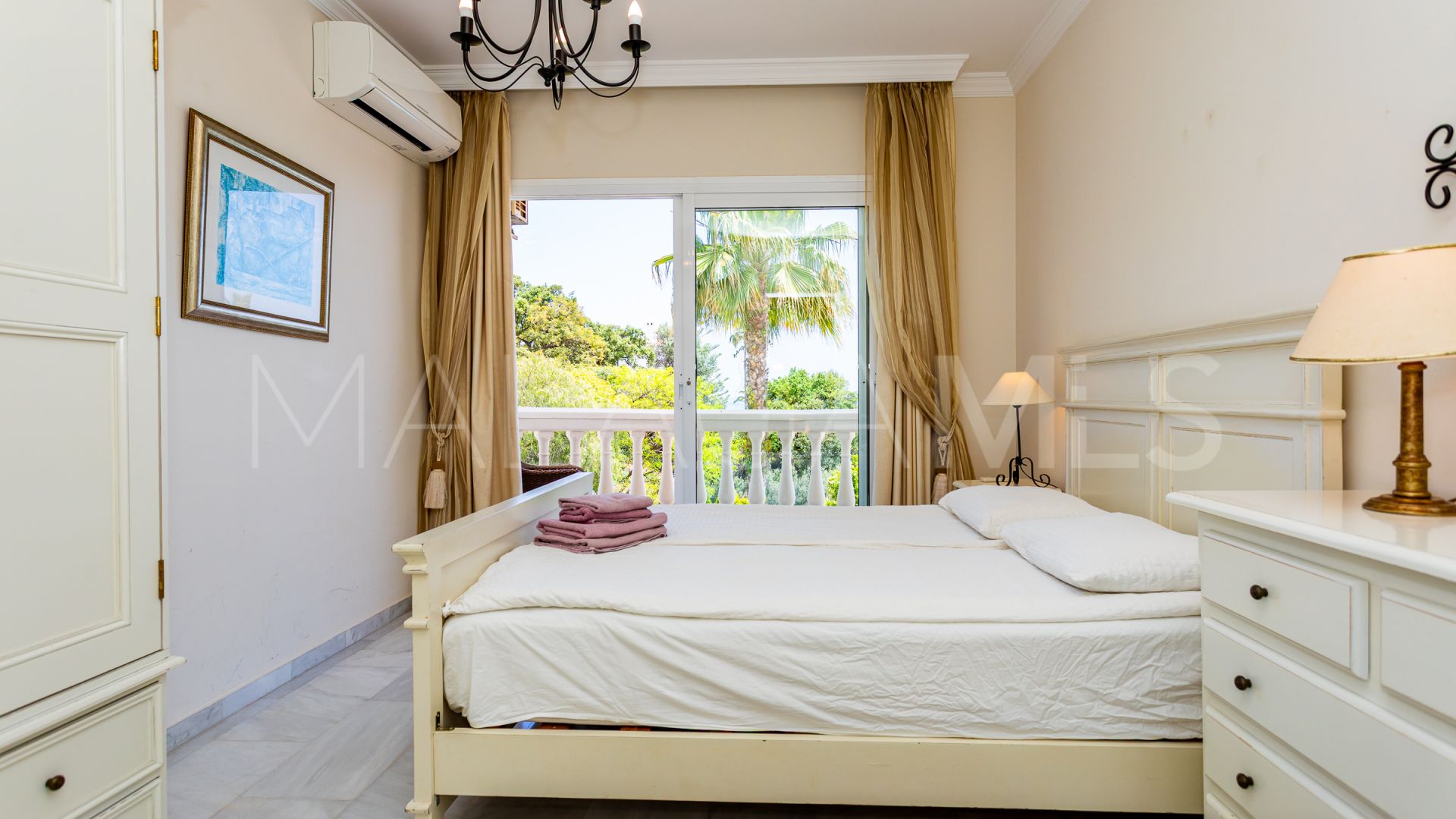 Villa a la venta in Calahonda with 4 bedrooms