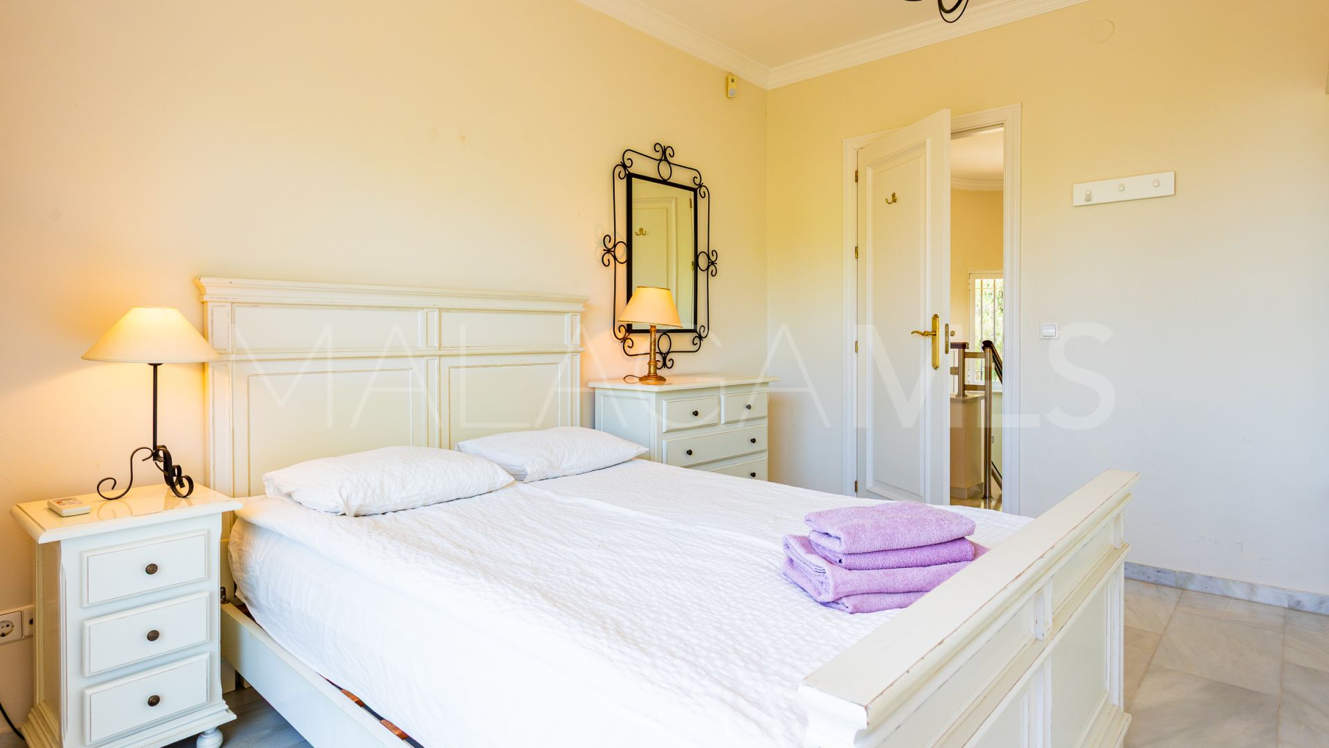 Villa a la venta in Calahonda with 4 bedrooms