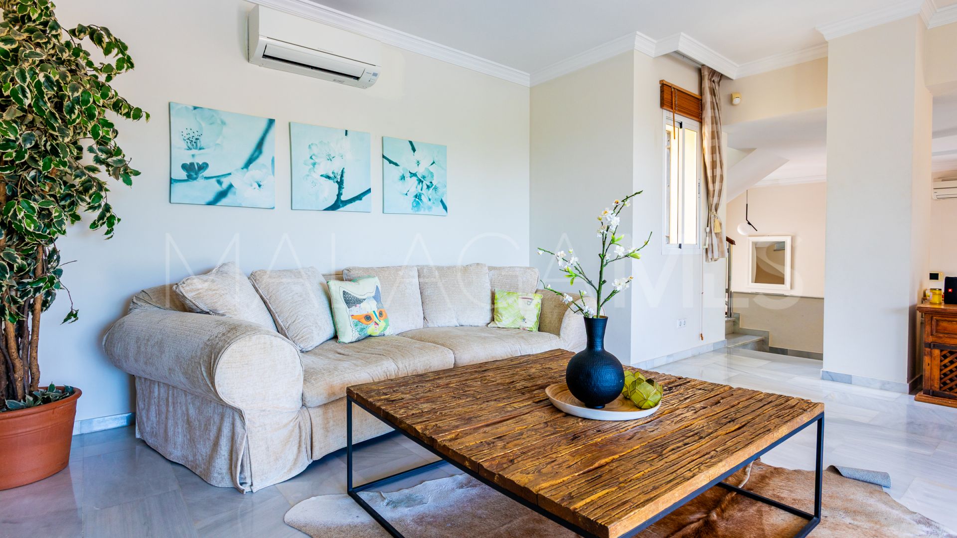 Villa a la venta in Calahonda with 4 bedrooms