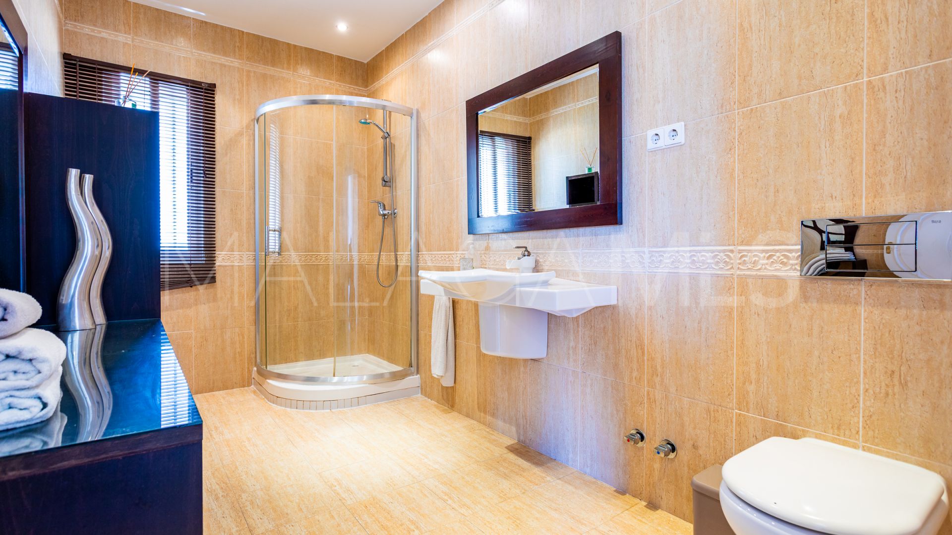 Villa a la venta in Calahonda with 4 bedrooms