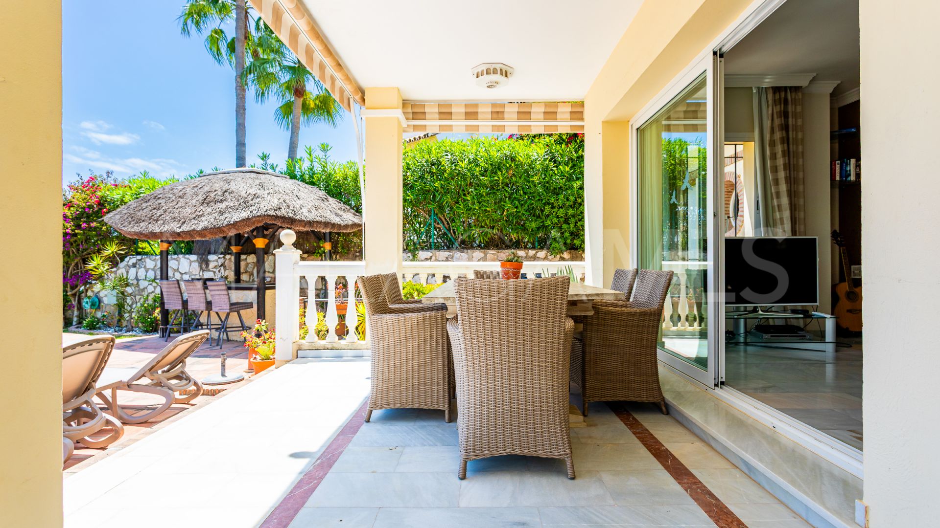 Villa a la venta in Calahonda with 4 bedrooms