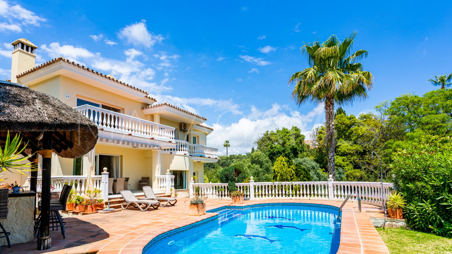 Villa a la venta in Calahonda with 4 bedrooms
