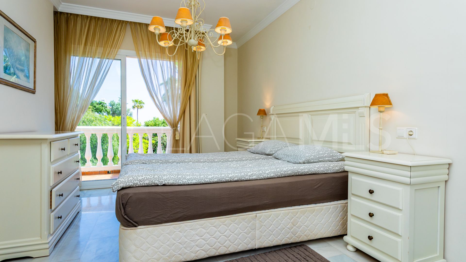 Villa a la venta in Calahonda with 4 bedrooms