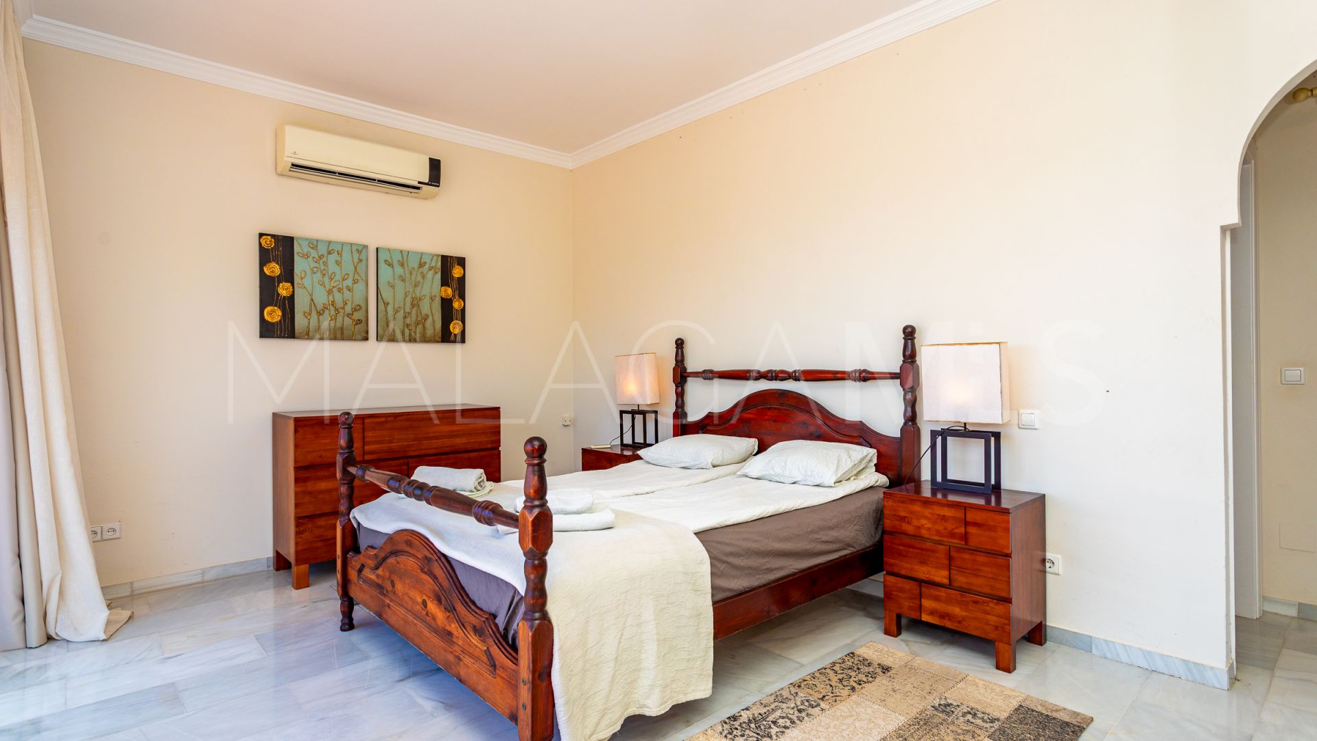 Villa a la venta in Calahonda with 4 bedrooms