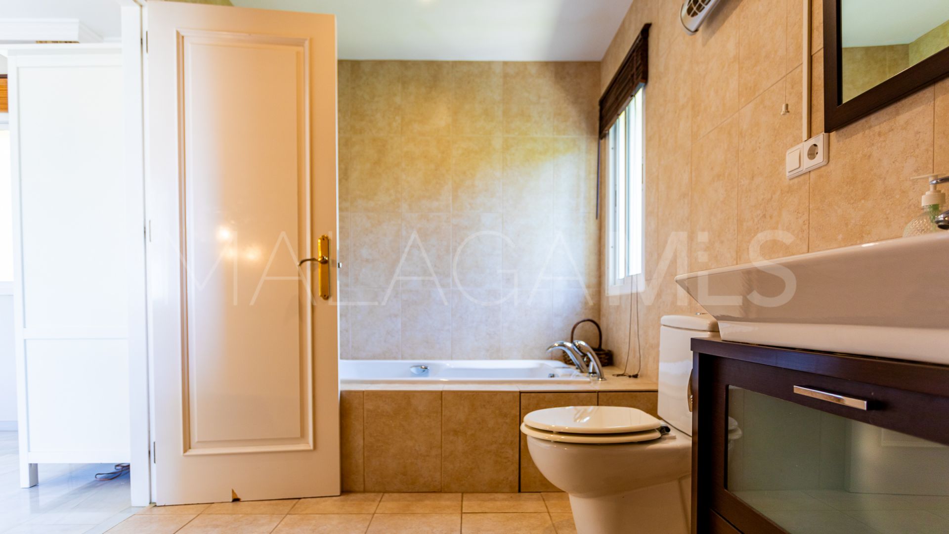 Villa a la venta in Calahonda with 4 bedrooms