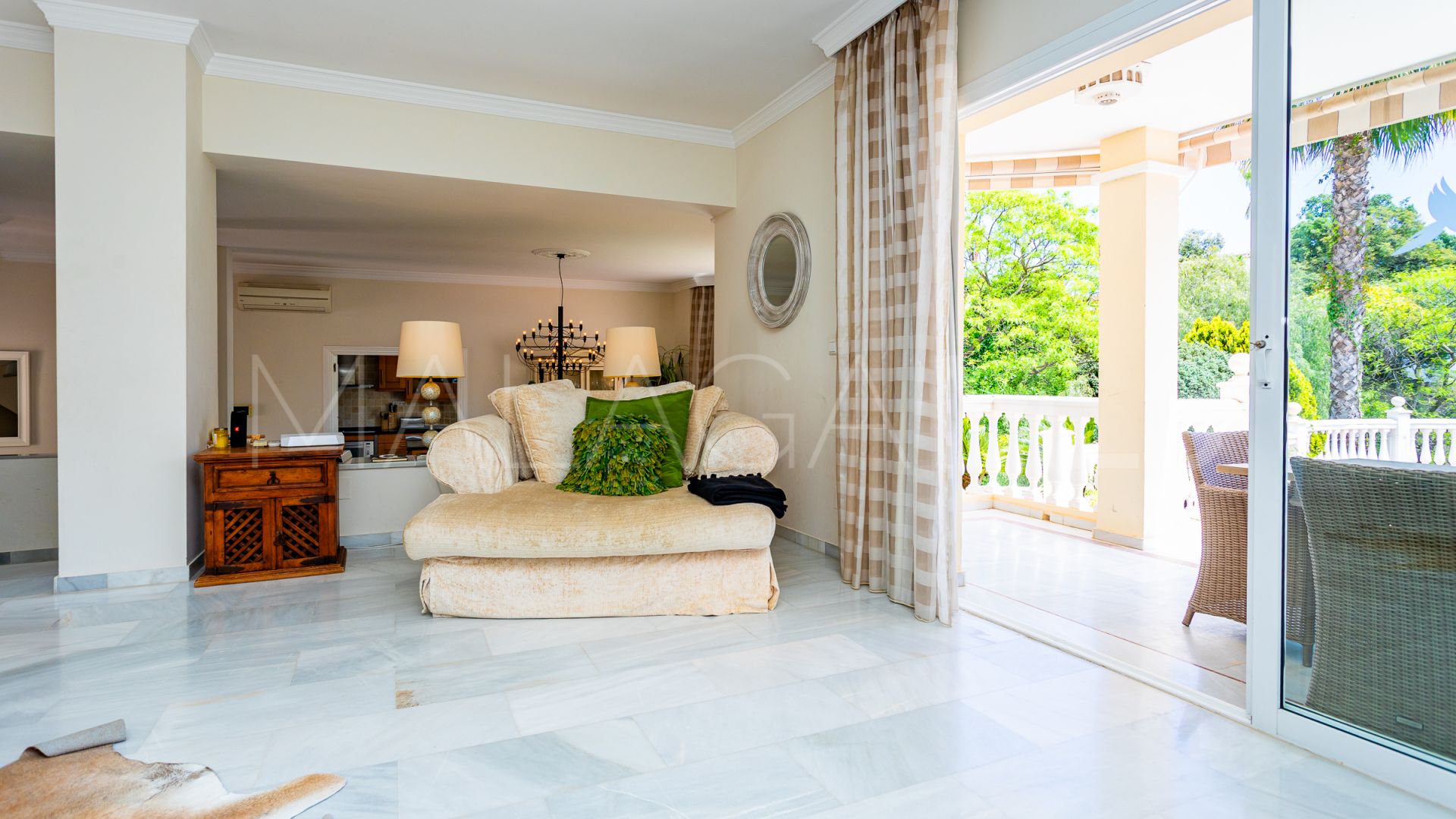 Villa a la venta in Calahonda with 4 bedrooms