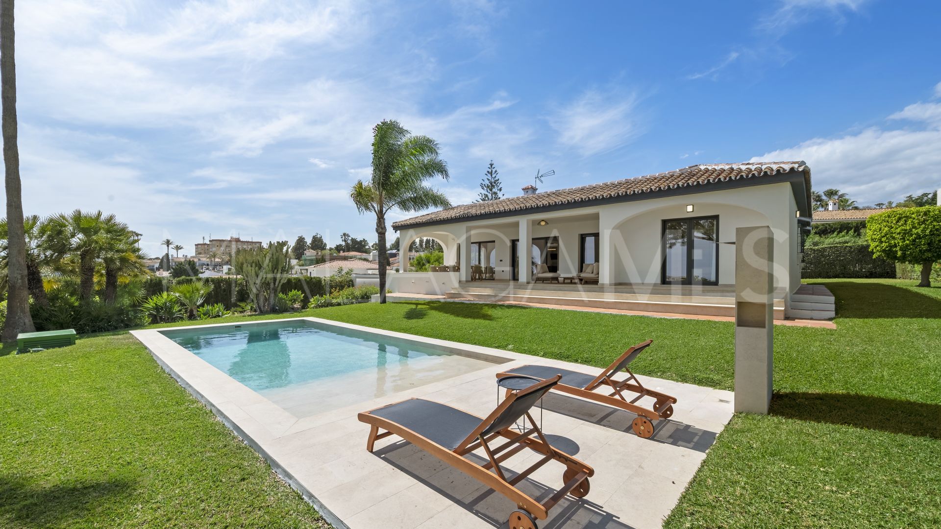 Villa for sale in El Chaparral