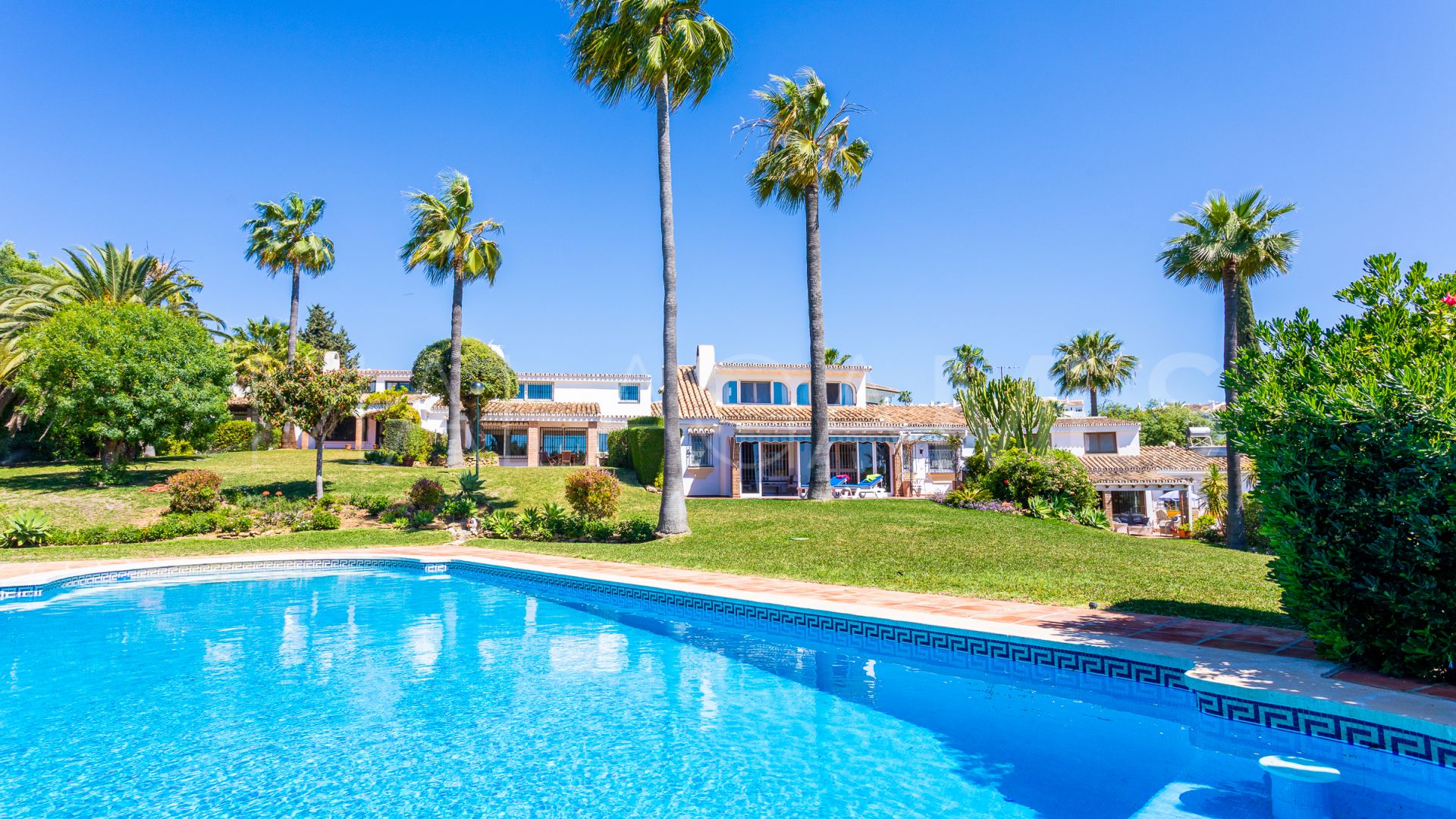 Villa for sale in Calahonda