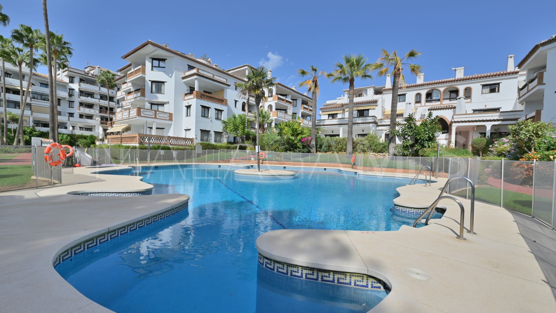 For sale ground floor apartment in Calahonda