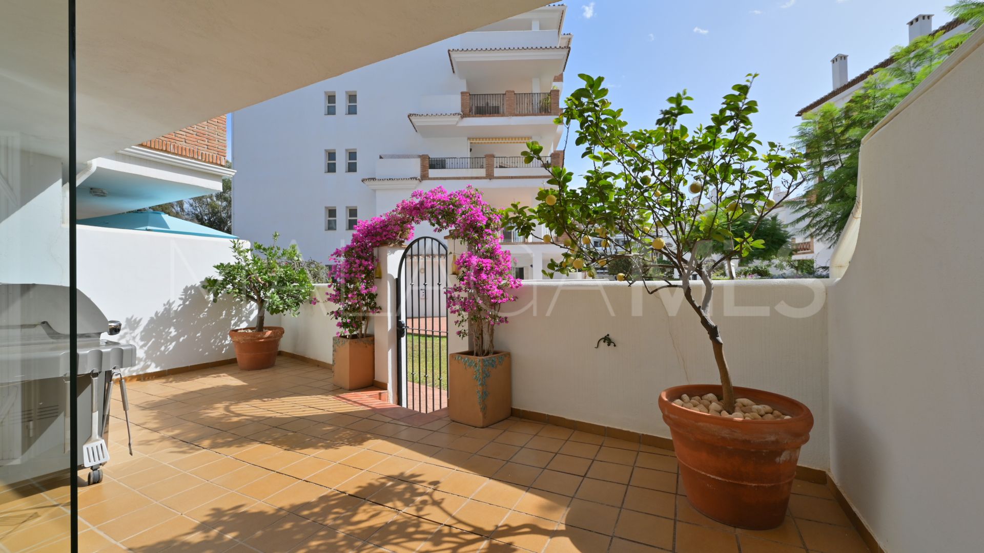 For sale ground floor apartment in Calahonda