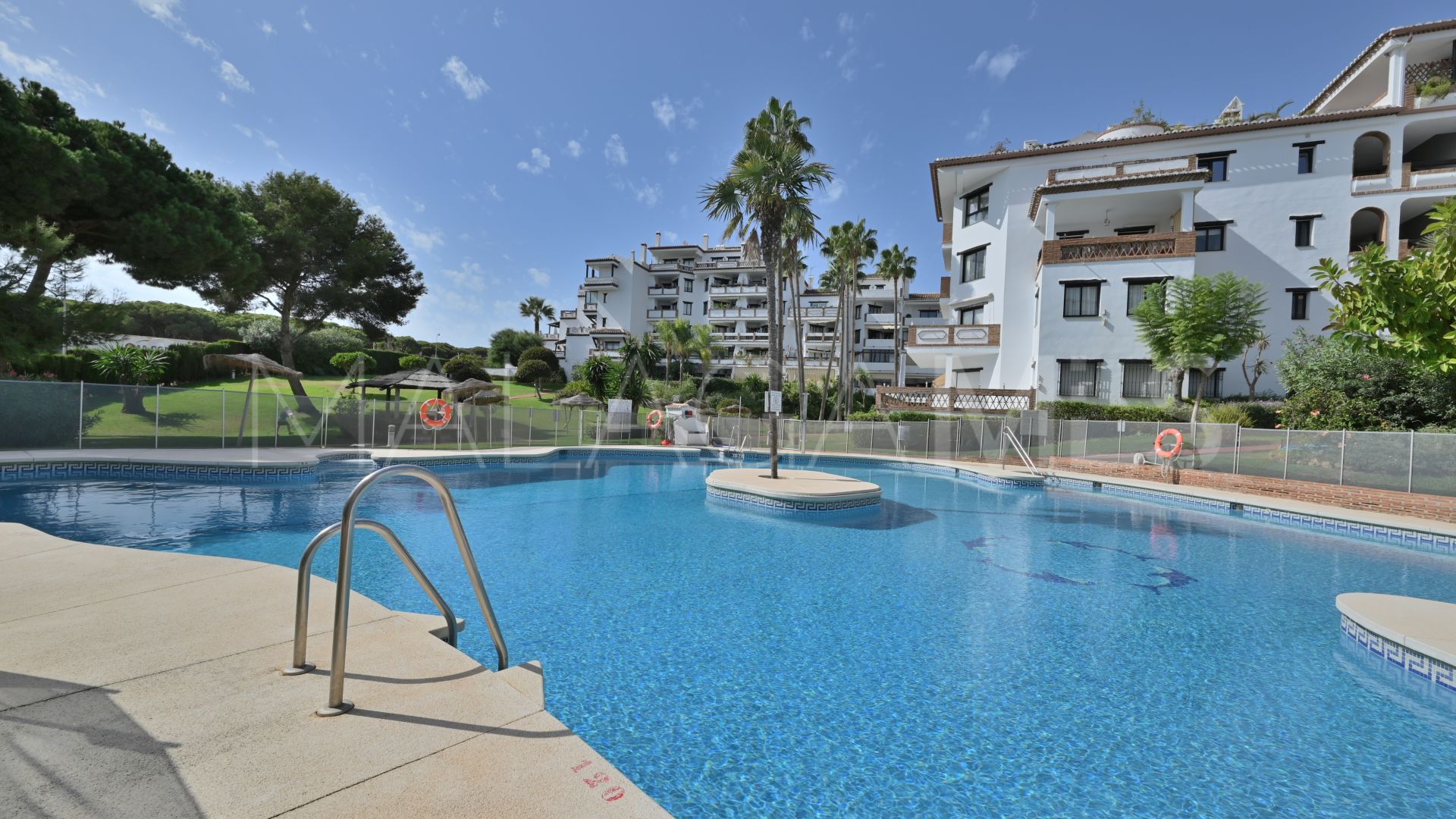 For sale ground floor apartment in Calahonda