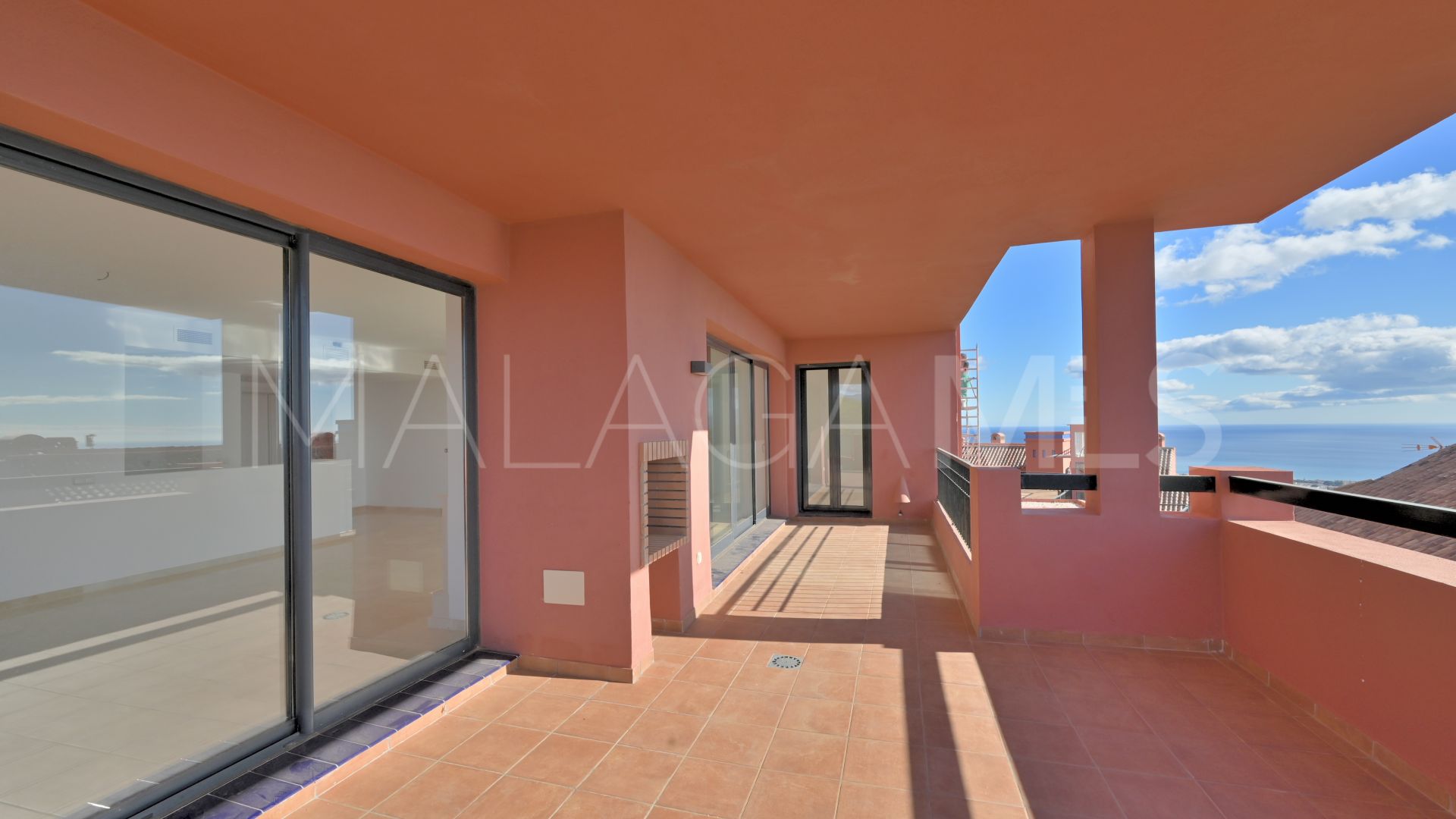 Ground floor apartment with 2 bedrooms for sale in Calahonda