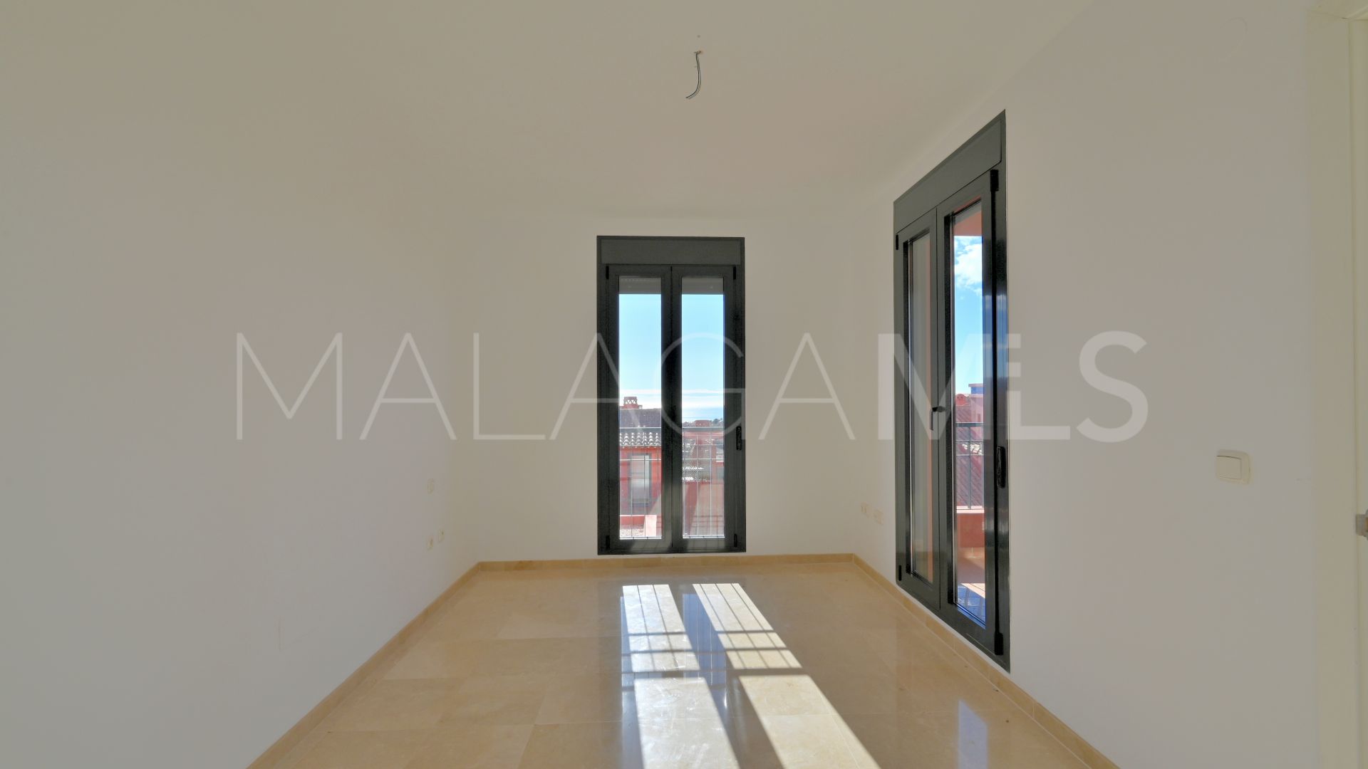 Ground floor apartment with 2 bedrooms for sale in Calahonda