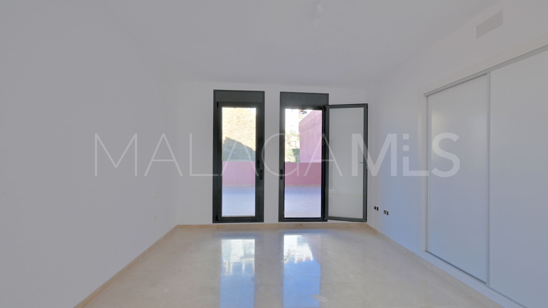 Ground floor apartment with 2 bedrooms for sale in Calahonda