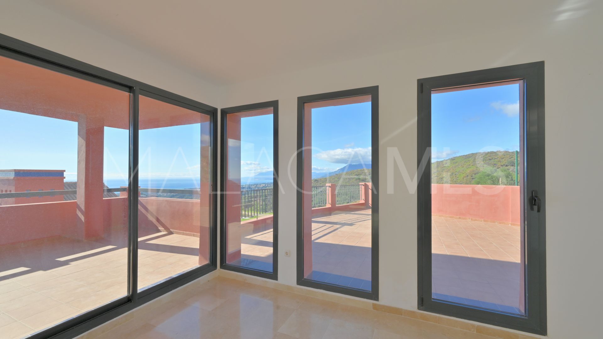 Ground floor apartment with 2 bedrooms for sale in Calahonda