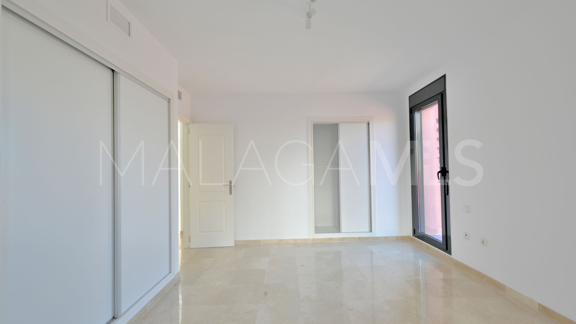 Ground floor apartment with 2 bedrooms for sale in Calahonda